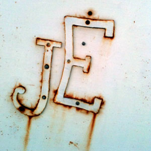 Monogramme en métal sur une porte