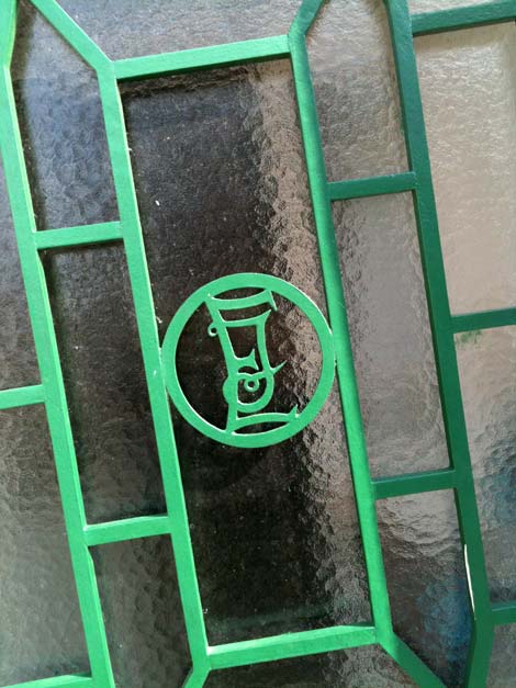 Monogramme fer forge sur la porte d'une maison