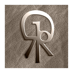 Monogramme en métal sur article en cuir